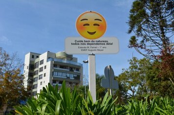 Foto - Projeto Cidade Limpa, Ambiente Saudável - colocação das placas