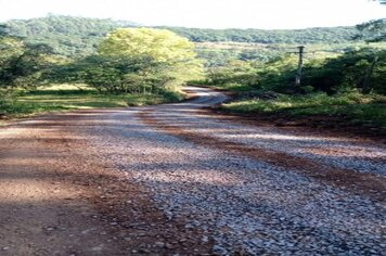 Equipe de Obras realiza manutenção em estradas do Interior e colocação de tubos no loteamento Canton