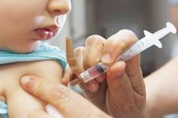 Alerta aos pais sobre a obrigação legal de vacinar os filhos.