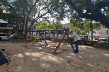 Segue proibida a utilização dos brinquedos e bancos da Praça Municipal