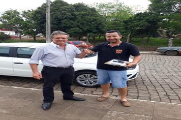 Prefeito recebe chave do novo carro que será utilizado pelo CRAS. 