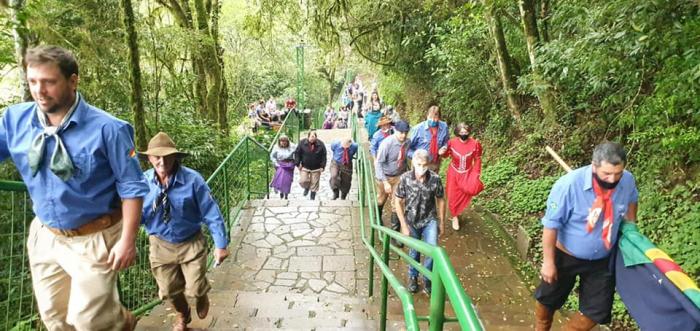 Acendimento da Chama Crioula na Gruta de Itapuca