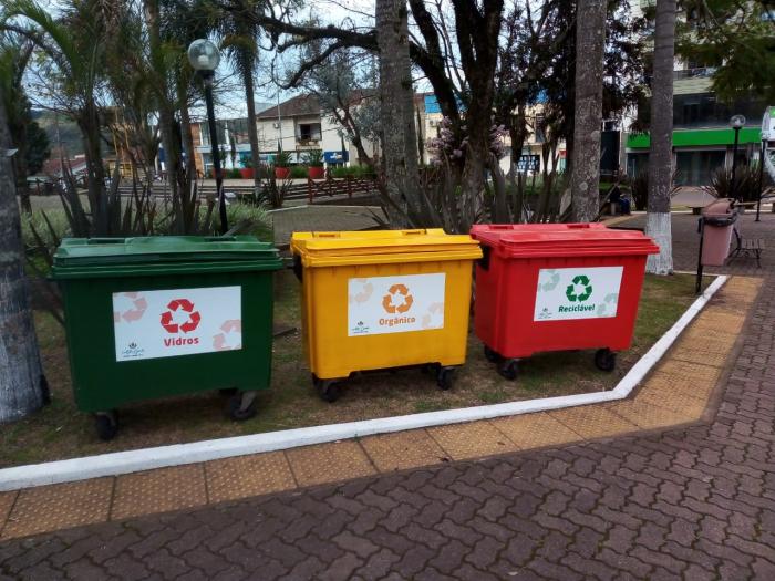 Novas lixeiras estão sendo instaladas no Município