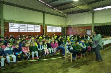 Teatro, visitações e palestras seguem no terceiro dia de feira