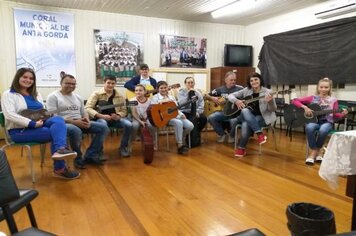 Curso de Violão está sendo oferecido à comunidade.