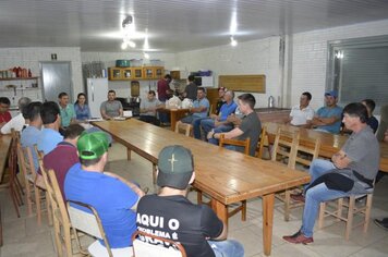 Prefeita e secretário de agricultura participam de reunião com produtores de leite da FestLeite 2020