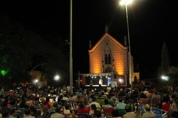 Milhares de pessoas se encantam durante Noite Natalina