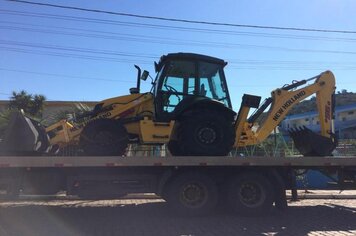 Município recebe retroescavadeira 