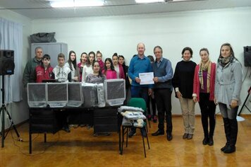 Prefeito entrega cinco computadores para a escola Augusto Meyer