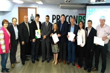 Prefeitos vão ao Procon tentar solução para telefonia