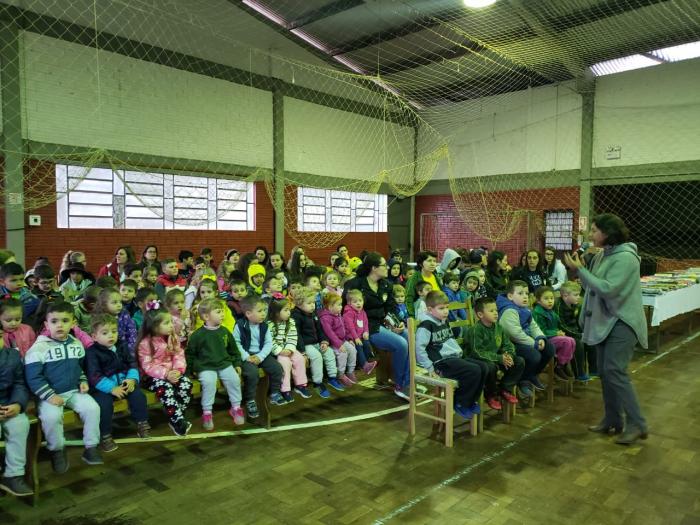 Teatro, visitações e palestras seguem no terceiro dia de feira
