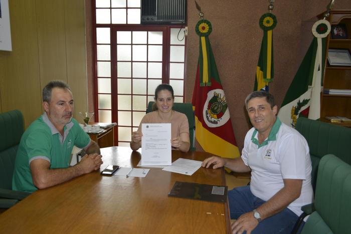 Schuch confirma Motoniveladora para Anta Gorda