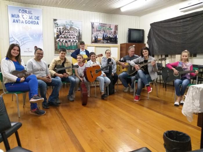Curso de Violão está sendo oferecido à comunidade.