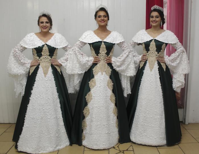 Soberanas apresentam traje oficial