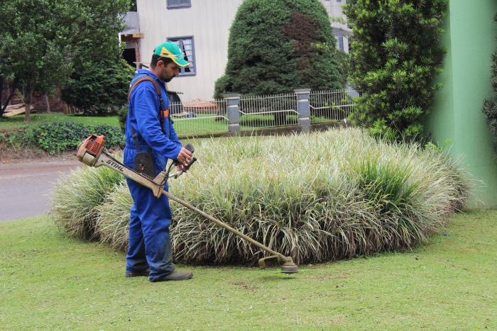Secretaria de Obras realiza roçada em pontos da cidade