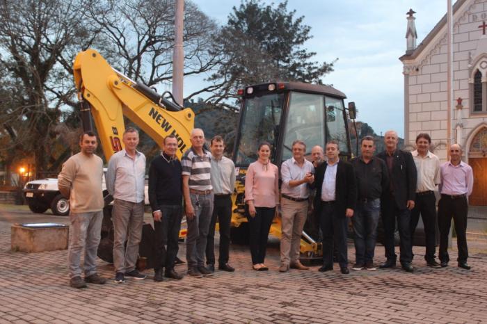 Deputado Ronaldo Nogueira participa de entrega de maquinário em Anta Gorda