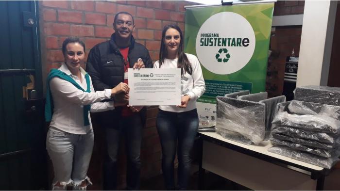 Procergs doa computadores para a EMEI Girassol