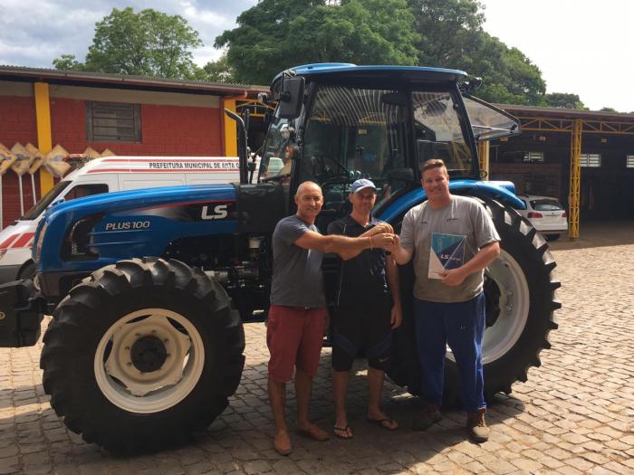  Município recebe novo trator agrícola