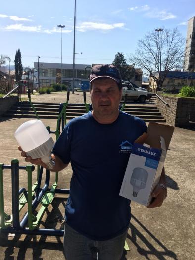 Lâmpadas da praça são substituídas 