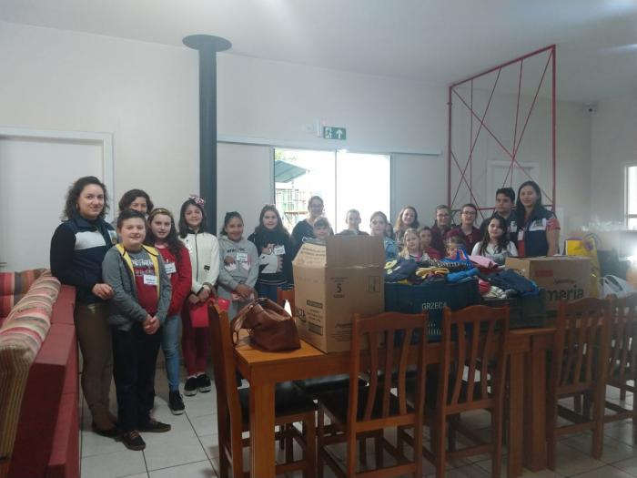 Crianças foram ao abrigo entregar doações