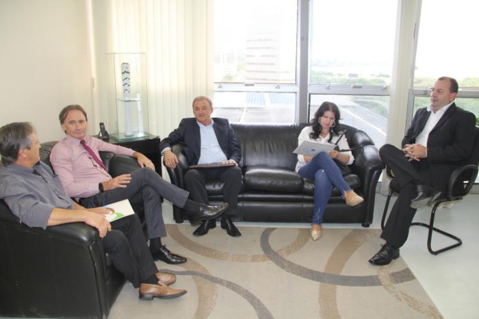 Prefeito Celso viajou à Porto Alegre ontem , dia 27.