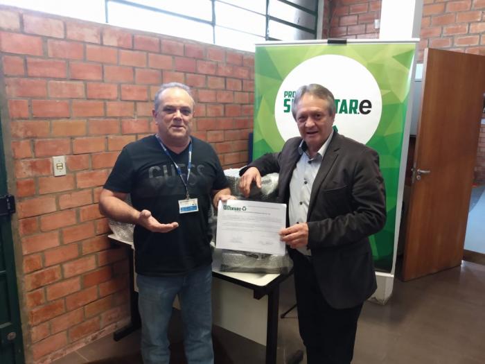 Prefeito recebe dez computadores do Programa Sustentare